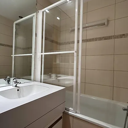 Divisible, Renove, Au Pied Des Pistes Avec Cuisine Equipee - Fr-1-355-253 *
